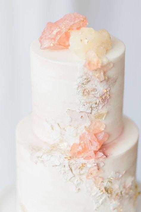 Wedding Decorations Pastel, Wedding Cakes Unique, Wedding Day Cake, Unique Color Schemes, Cakes Unique, Wedding Cake Peach, Rose Quartz Wedding, Geode Cake, Crystal Cake