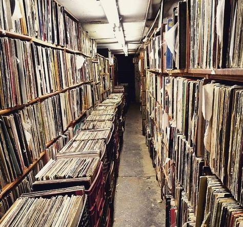 Hipster Room, Hipster Bedroom, Vinyl Record Shop, Record Crafts, Record Room, Music Museum, Vinyl Record Collection, Old Vinyl Records, Recording Studios