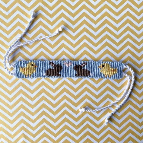 Easter Friendship Bracelet, Bunny Friendship Bracelet Pattern, Svt Bracelets, Ideas Pulseras, Bunny Chocolate, Brazilian Bracelet, Chocolate Easter Eggs, Braided Friendship Bracelets, Easter Eggs Chocolate