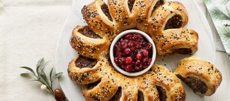 Paul Hollywood’s Black Pudding & Caramelised Onion Sausage Wreath Sausage Wreath, Sausage Roll Wreath, Roll Wreath, Sausage Bread, Blood Sausage, Sausage Roll, The Great British Bake Off, Sage Sausage, Black Pudding