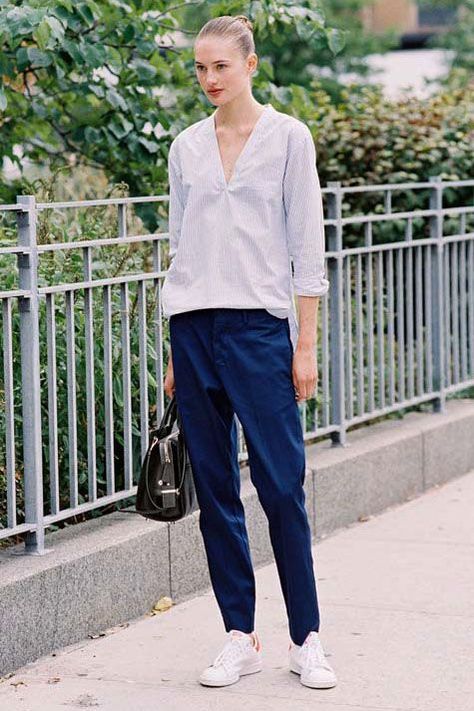 16 Navy Blue Pants Outfit Ideas for Spring | Who What Wear UK Blue Pants Outfit Ideas, Navy Blue Trousers Outfit, Blue Joggers Outfit, Navy Blue Pants Outfit, Blue Trousers Outfit, Navy Pants Outfit, Trousers Outfit Casual, Fashion Over 70, Joggers Outfit Women