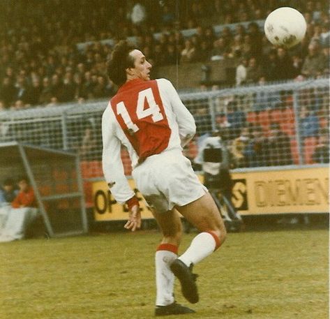 Johan Cruyff of Ajax Amsterdam in 1971. Paolo Maldini, Memphis Depay, Johan Cruyff, Legends Football, Football Players Images, Best Football Players, Football Icon, Sports Hero, Playing Football