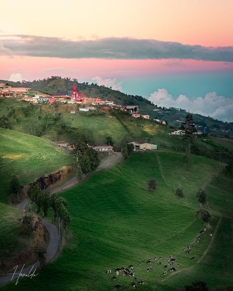 Atardecer en San Gerardo Oreamuno Cartago, Costa Rica Pura Vida 👍🏻 🇨🇷 😘 🌺 Costa Rica Pura Vida, Couple Lifestyle, Happy Cow, America Latina, Lifestyle Travel, Pictures To Paint, Travel Couple, Latin America, Instagram Foto