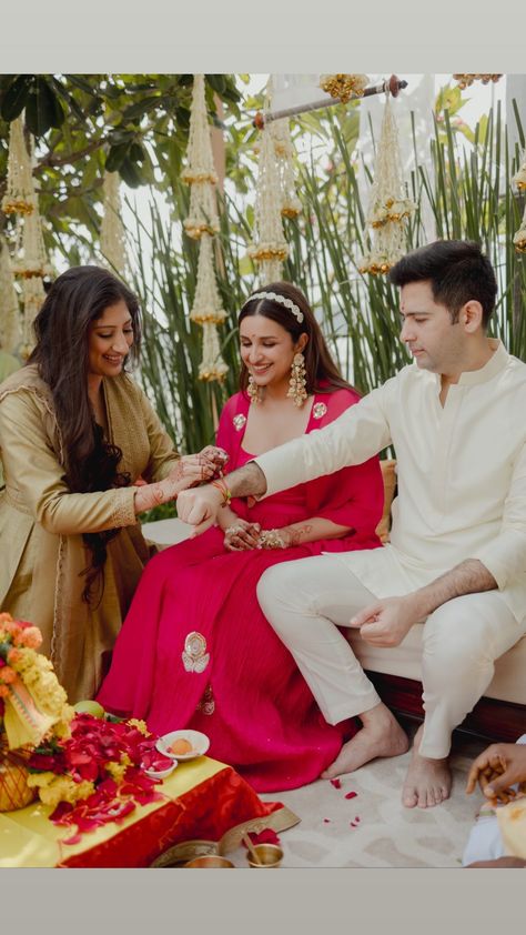 Haldi Pictures, Haldi Look For Bride, Raghav Chadha, Haldi Ceremony Outfit, Haldi Outfits, Haldi Outfit, Shadi Dresses, Selena Gomez Outfits, Bridal Photography Poses