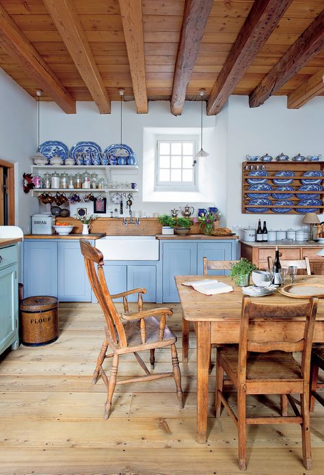 Country Cottage Kitchen, Small Cottage Kitchen, Country Kitchen Designs, Casa Country, Country Cottage Decor, Real Homes, Cottage Kitchens, White Kitchen Design, Scandinavian Kitchen