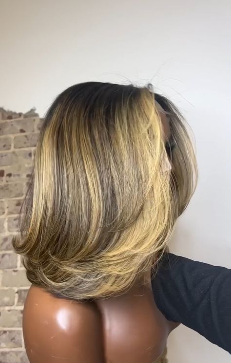 Layered Blonde Bob, Honey Blonde Bob, Blonde Layered Hair, Bob With Highlights, Color Tips, Colored Hair Tips, Blonde Layers, American Hairstyles, Layered Hairstyles