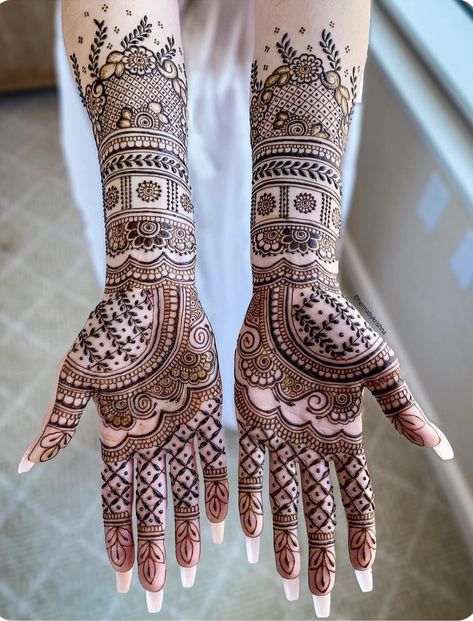 Bride Henna Design, Pakistani Bridal Mehendi Designs, Bridal Henna Designs Front Hand, Bridal Henna Designs Palm, Simple Bridal Mehandi, Bridal Mehendi Designs Wedding Brides, Diwali Mehndi Designs, Bridal Mendhi, Heart Henna