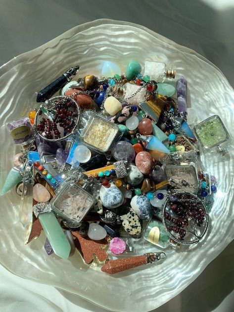 Pendulums Crystal, Money Bowl, Grunge Core, Pretty Crystals, Music Makeup, Crystal Confetti, Dream Desk, Crystal Vibes, Agate Slices