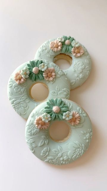 Eid Biscuits, 3d Donut, Donut Cookies, Donut Decorating Ideas, Donut Design, Sugar Dough, Cookies Decoradas, Fondant Recipe, 3d Cookie