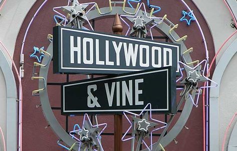 Top 5 Reasons to Eat at Hollywood & Vine - MickeyBlog.com Breakfast Buffet Restaurant, Hollywood And Vine, Character Interaction, Disney Bucket List, Disney Play, Chef Mickey, Travel Disney, Disney Eats, Disneyland Planning