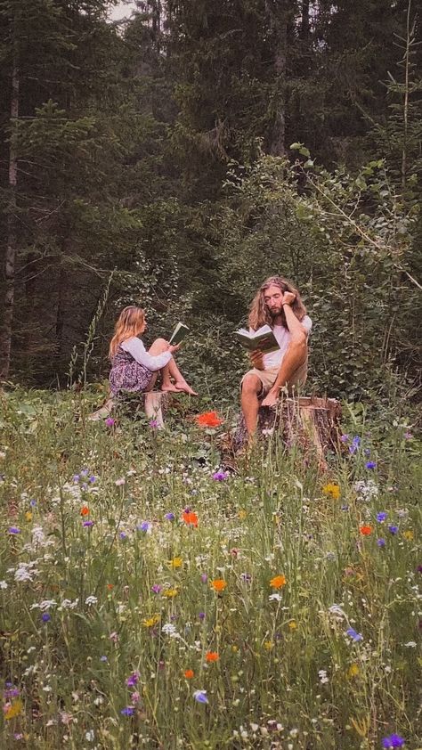 parkingonthewildside on Instagram: Sound on for one of the songs Aaron's been writing on the road this year. 🌿🌸 We accidentally came across these wildflowers when driving… Photo Shoot Mini Sessions, Me Activities Preschool, Daddy And Me Photo Shoot, Reading In The Woods, Fishing Photo Shoot, Hippie Family, Couple Reading, Forest Picnic, Hippie Couple