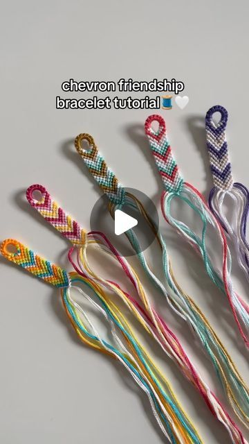 Ella🪸🐋🤍 ( UK Based ) on Instagram: "The perfect bracelet for beginners🧵🤍 share this video with someone you want to make bracelets with🙌  pattern: 2 on bracelet book📖   #bracelet #bracelets #bracelettutorial #tutorial #tutorials #friendshipbracelet #friendshipbracelets #chevron #chevronbracelet #braceletpattern #braceletbook #handmadejewellery #handmadejewelry #explorepage" Flat Woven Bracelet Diy, Cool Easy Bracelets To Make, Bracelet Braiding Tutorial, Woven Bracelets Tutorial How To Make, V Bracelet Pattern, Friendship Bracelet Patterns For Guys, Friendship Bracelets Bookmark, How To Make Chevron Bracelets, Bracelet Pattern Tutorials