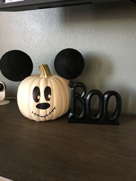 Mickey Mouse Halloween pumpkin Mickey Painted Pumpkin, Pumpkin Painting Ideas Mickey Mouse, Mickey Mouse Painted Pumpkin, Mickey Pumpkin Painting, Mickey Mouse Pumpkin Painting, Pumping Painting, Disney Pumpkins, Pumpkin Paintings, Minnie Mouse Birthday Theme