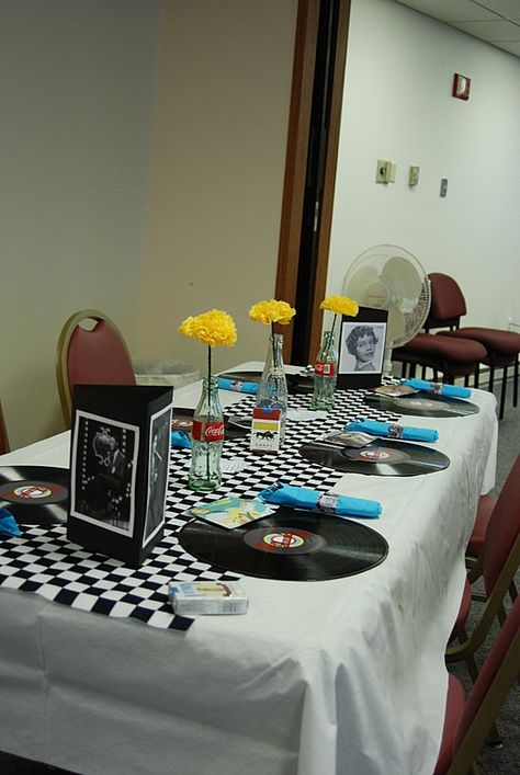 50's Party: Table setting. http://dillandpoppy.blogspot.com/2011/09/50s-party.html?m=1 1950s Party Ideas, 50s Party Decorations, Retro Inspired Wedding, Fifties Party, Grease Party, 50s Theme, 50s Theme Parties, Table Centerpiece Ideas, Beatles Party