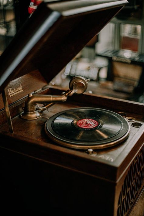 Retro Music Aesthetic, Cider Dressing, Record Player Aesthetic, Animation Pics, Records Aesthetic, Retro Record Player, Vintage Record Player, Barbershop Design, Vinyl Player