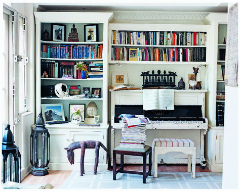 I love the idea of building shelves around a piano! Living Room Tv Wall Decor, Piano Room Decor, Piano Living Rooms, Building Shelves, Piano Decor, Future Library, Paperback Writer, Piano Room, Home Library Design