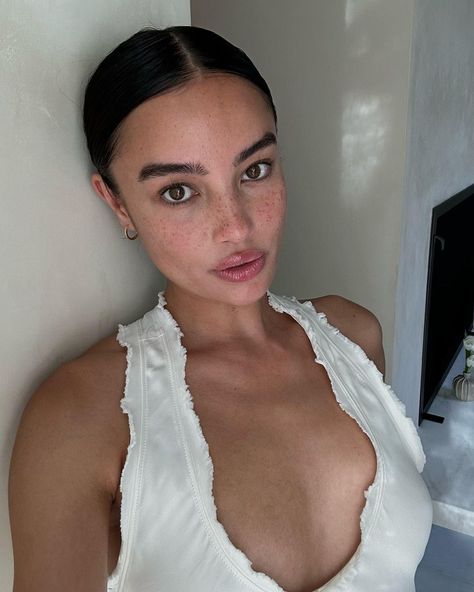 Kelsey Merritt on Instagram: “skin is giving 🫶” Sheer Veil, Kelsey Merritt, Bare Face, Birthday Suit, Bare Skin, Skin Care Kit, Hydrating Serum, Super Natural, Free Makeup