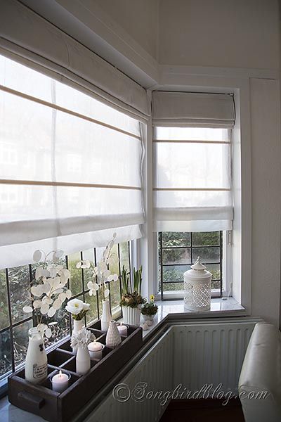 How to make double layered Roman blinds so you can leave the light shades down in the day to filter light, and the darker shades at night to block from the road/outer lights, etc. Nice. Window Sill Decor, Window Ledge, Bathroom Windows, Trendy Bathroom, Diy Window, Window Room, Bedroom Windows, Kitchen Window, Roman Blinds