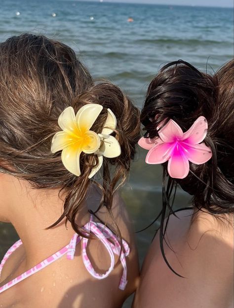 15 Beach Hairstyles That Are Perfect for Summer | Aesthetic Beach Hair Styles Flowers Clips For Hair, Hair Inspo For Beach, Flower Hairclip Aesthetic, Summer Beach Day Aesthetic, Flower Hairclip Hairstyle, Beach Day Pics, Beach Day Photos, Hairstyles For Beach Day, Curly Hairstyles Beach