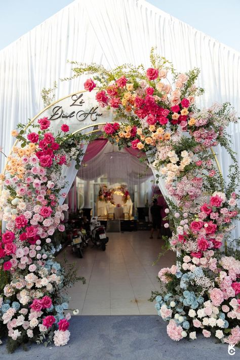 Flower Tunnel Entrance, Flower Gate Decoration Wedding, Wedding Tunnel Entrance, Fairytale Quince, Spa Door, Asian Wedding Themes, Wedding Tunnels, Entry Arch, Engagement Theme