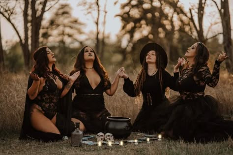 Witches In Cemetery, Coven Photoshoot Ideas, Witch Coven Photo Shoot, Witchy Coven Photoshoot, Witch Photoshoot Friends, The Craft Photoshoot, Witch Friend Photoshoot, Witch Coven Photoshoot Group, Witch Photoshoot Ideas Group