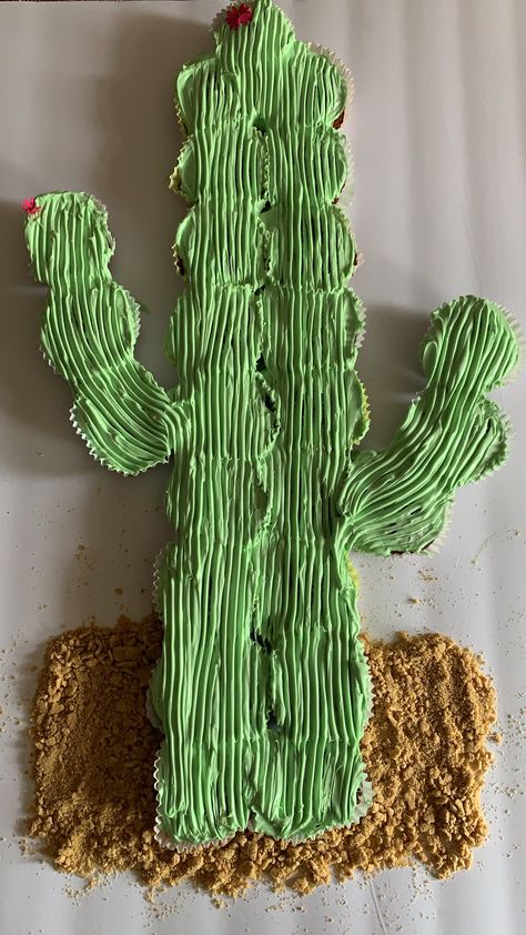 Cupcake Cakes Pull Apart Western, Cactus Cupcakes Pull Apart, Diy Western Cake, Cactus Cupcake Cake, Desert Birthday, Desert Party Decorations, Desert Cake Theme, Desert Birthday Party Theme, Western Desserts