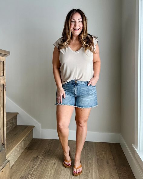 15 Spring Break Outfits - The Recruiter Mom Short Outfit Ideas, 2024 Denim, Shorts Nordstrom, Recruiter Mom, Workwear Capsule, Spring Wardrobe Essentials, Tan T Shirt, Great Outfits, Spring Break Outfit