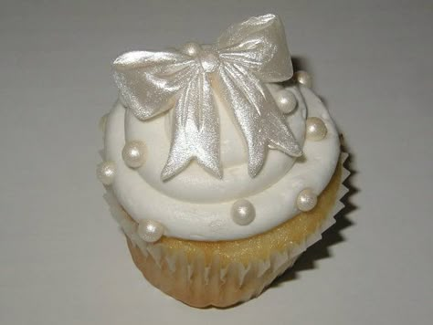 Edible+Bow+Cupcake+Toppers+fondant+cupcake+topper+by+TWOSWEETCAKES Fondant Bows, Pearl Cupcakes, Fondant Cupcake Topper, Bow Cupcakes, Cupcake Cookie, Edible Pearls, Baking Stuff, Bow Cakes, White Cupcakes