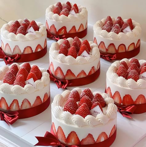 Minimalist Strawberry Cake, Korean Strawberry Cake Aesthetic, Strawberry And Cream Cake Aesthetic, Strawberry Sweets, Kue Macaroon, Delish Cakes, Korean Cake, Thai Dessert, Baking Business