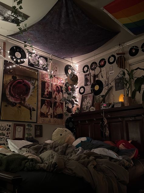 Guys Aesthetic Bedroom, Small Dark Room Aesthetic, Alternative Room Decor Grunge, Dark Teenage Bedroom, Big Grunge Bedroom, Grunge Teenage Room, Gloomcore Bedroom, Maxamilist Bedroom Grunge, Boy Rooms Aesthetic