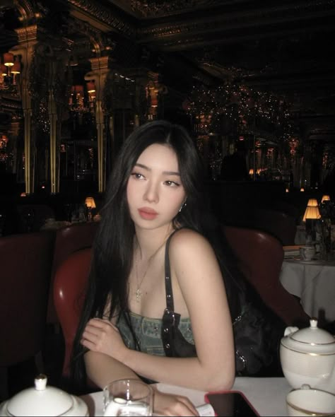 Lia Zhang, Jennifer Lynn Barnes, Restaurant Pictures, Ootd Poses, Grunge Pictures, Restaurant Photos, 사진 촬영 포즈, Photography Posing Guide, Best Photo Poses