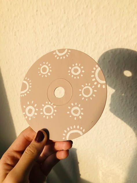 Things To Paint On Cds Easy, Painted Cds Aesthetic Simple, How To Paint Cds, Cute Cd Painting Ideas, Painted Cds Easy, Painting Cd Ideas, Cd Painting Aesthetic Vintage, Painted Cds Aesthetic, Disk Painting Ideas