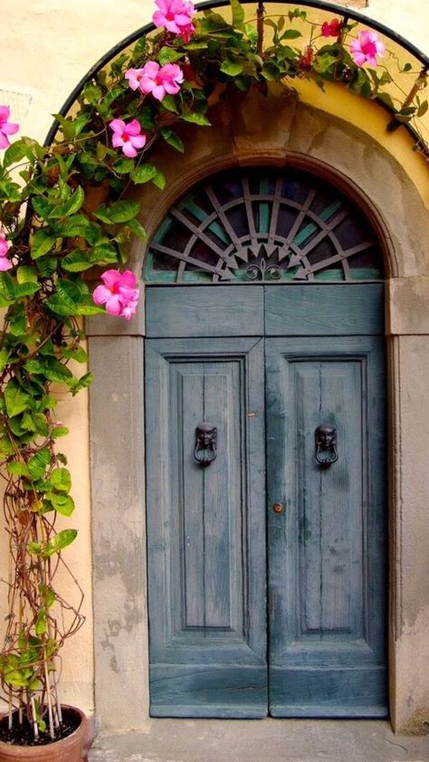 Beautiful Doors Entrance, Beautiful Doors Italy, Cute Doors, Italy Door, Tuscan Doors, Mediterranean Doors, Outside Doors, Door Drawing, Blue Doors