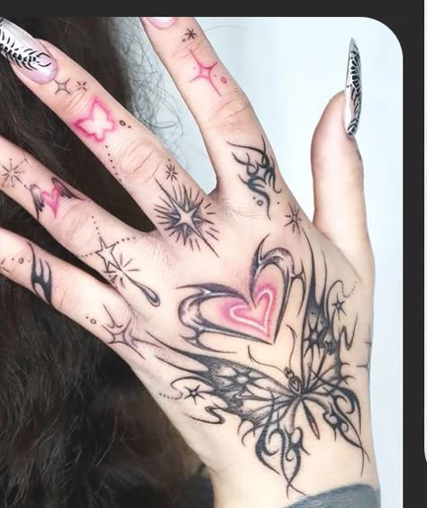 Finger Tattoos Y2k, Heart Tatoos Woman Hand, Fairy Hand Tattoo, Tattoo Hands Woman, Y2k Hand Tattoo, Front Hand Tattoo, Tatuajes Y2k, Tattoo Y2k, Y2k Tattoo