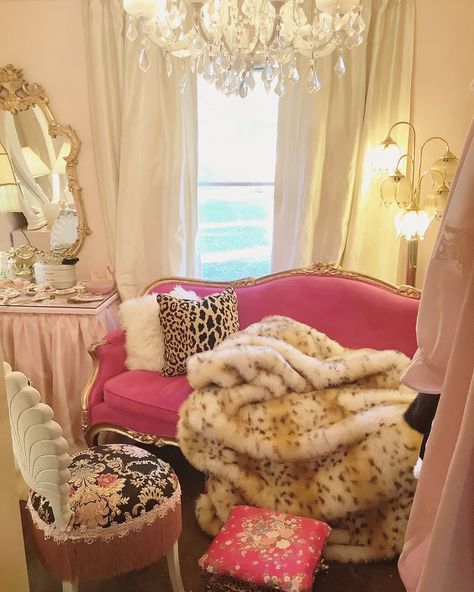 Vintage Glamour Decor Bedroom, French Retro Bedroom, Pink Hollywood Glam Bedroom, Old Hollywood Glam Room, Fashionista Room Aesthetic, Vintage Glam Interior Design, Glam Life Aesthetic, Eclectic Room Aesthetic, Vintage Glamour Bedroom