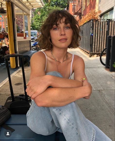 Bob Perm, Zella Day, Natural Curly Hair Cuts, Short Brown Hair, Hair Inspiration Short, Short Curly Haircuts, Haircuts For Curly Hair, Lift Off, Short Wavy Hair