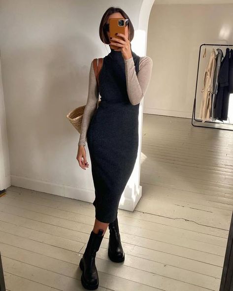 Ribbed Dress Outfit, Rainboots Outfit, Knitted Dress Outfit, Layering Outfits Fall, Rain Boot Outfit, Dress Layering, Sleeveless Knit Dress, Winter Dress Outfits, Ribbed Dress