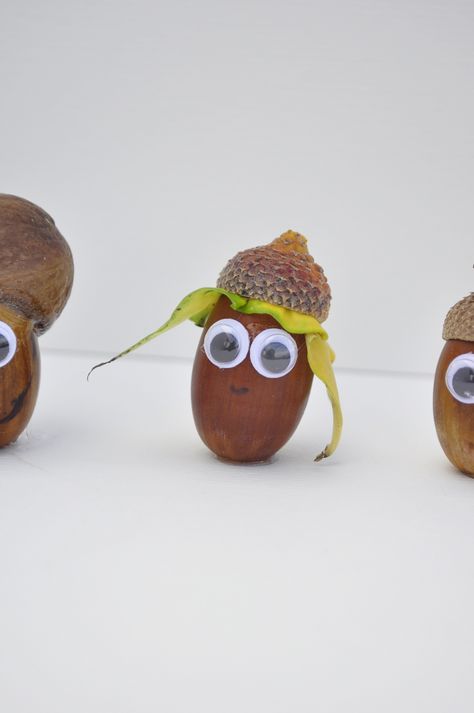 Acorn cutie Acorn Man Craft, Acorn Dolls How To Make, Acorn Men Crafts, Acorn Family Craft, Peanut Butter Acorns, Acorn People, Wooden Educational Toys, Acorn Kids, Acorn Crafts