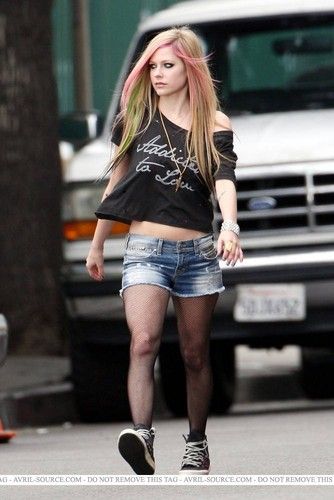 2000s Avril Lavigne, Avril Lavigne Outfits, 2010 Outfits, Avril Lavigne Goodbye Lullaby, Avril Lavingne, Avril Lavigne Photos, Avril Lavigne Style, Cute Cheerleaders, 2000 Fashion