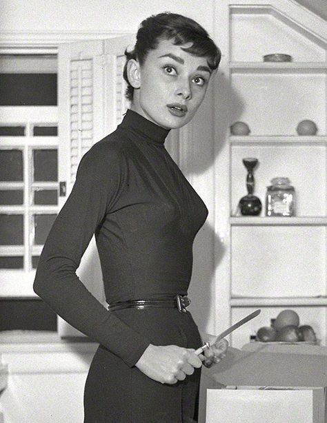 CLASSIC HOLLYWOOD GLAM Audrey Hepburn Outfit, Aubrey Hepburn, Zombie Prom, Audrey Hepburn Photos, Audrey Hepburn Style, Look Magazine, Prom Queen, Victoria Sponge, Design Moda