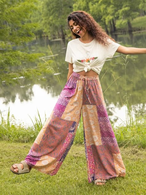 Boho Loose Pants, Loose Summer Pants, Crunchy Clothes, Patchwork Pants Outfit, Flowy Pants Outfit Summer, Outfits With Yellow, Jenna Core, Patterned Pants Outfit, Boho Silhouette