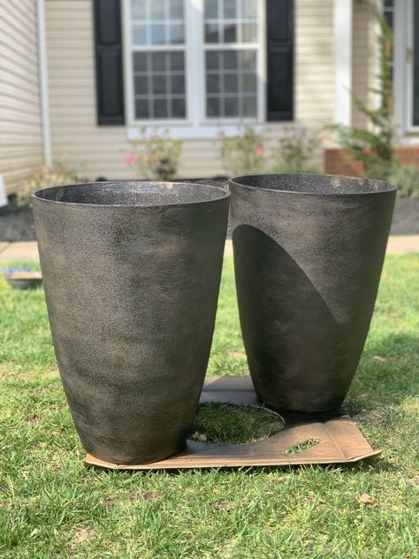 Easily give boring or old planters or vases a sophisticated facelift by painting them and smearing them with mud.I searched for two years for planters that were a modern shape, large in size, and a sophisticated color that would go well on our front porch. After not having any luck I decided to DIY a pair to fit our needs. BEFORE    For this project I used a pair of plastic textured planters that started with a salt and pepper finish. If you want a textured finish, using planters or va… Outdoor Vases Decor Front Porches, Diy Extra Large Planters Outdoor, Diy Large Planters Outdoor Cheap, Diy Large Planters Outdoor, Large Planters Outdoor Ideas, Diy Big Planters Pots, Diy Large Planters, Large Planter Pots, Outdoor Home Design