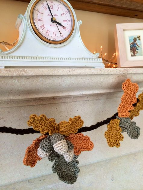 Links to free patterns for components and great directions for assembly. Just Pootling: Autumn Garland ... Autumn Garland, Crochet Bunting, Crochet Leaf Patterns, Fern Pattern, Crochet Garland, Fall Crochet Patterns, Fall Garland, Crochet Leaves, Crochet Fall