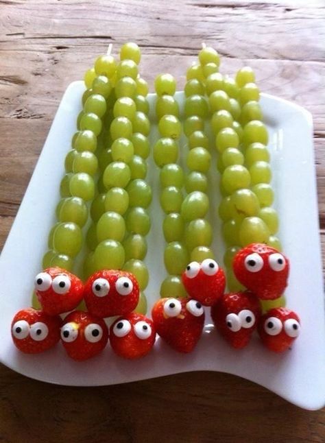 Grapes And Strawberries, Sommer Mad, Food Art For Kids, Creative Food Art, Party Food Platters, Kids Party Food, Cute Snacks, Easy Food Art, Summer Snacks