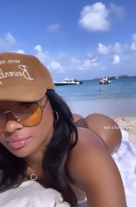 Yacht Party Outfit Black Women, Vacay Photo Ideas, Beach Selfie Ideas, July Energy, Glasses Poses, Baddie Vacation Outfits, Vacation Selfies, Yacht Party Outfit, Goal Body