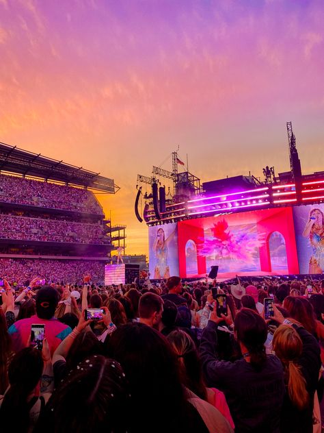 Eras Tour Philly, Pink In Concert, Aesthetic Era, Swift Tour, Concert Aesthetic, Taylor Swift Eras Tour, Taylor Swift Eras, London Tours, Taylor Swift Concert