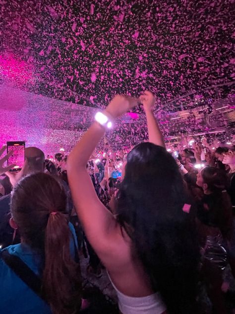 Show Aesthetic Music, Pink Concert Aesthetic, Coldplay Aesthetic, Coldplay Show, Coldplay Concert Outfit, Coldplay Concert, Party Vibe, Concert Aesthetic, Sky Full Of Stars