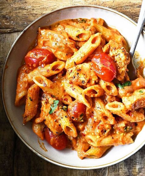 One Pot Chicken Parmesan Pasta, One Pot Chicken Parmesan, Pasta Receipes, Ww Food, Breakfast Soup, Chicken Parmesan Pasta, Tomato Pasta Sauce, Bacon Tomato, Parmesan Pasta