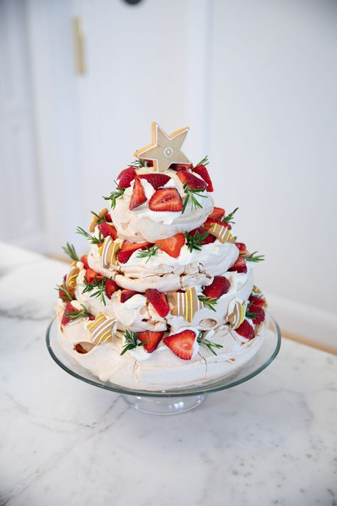 A Christmas Pavola Christmas Tree Pavlova Recipe, Christmas Pavlova Trifle, Christmas Tree Pavlova, Pavlova Christmas Tree, Pavola Desserts, Pavlova Tower, Xmas Nibbles, Pavlova Christmas, Christmas Pavlova