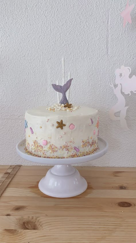 Mermaid cake Boho Mermaid Birthday Cake, Minimalist Mermaid Cake, Mermaid Cake Ideas Simple, Boho Mermaid Cake, Homemade Mermaid Cake, Simple Under The Sea Cake, Under The Sea Birthday Party Cake, Mermaid Bday Cake, Simple Mermaid Birthday Cake